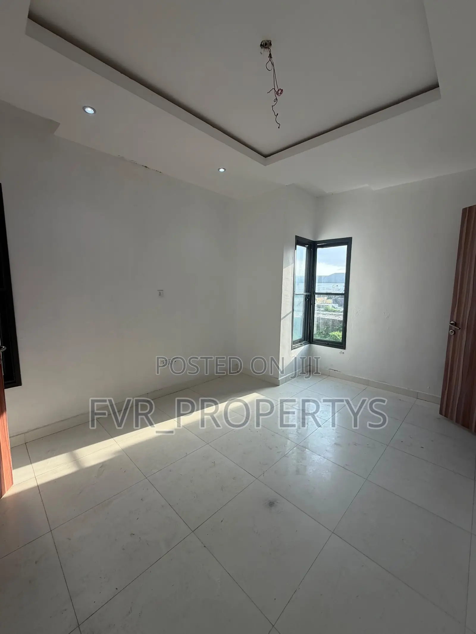 3bdrm Block of Flats in New Road, Chevron for sale in Chevron