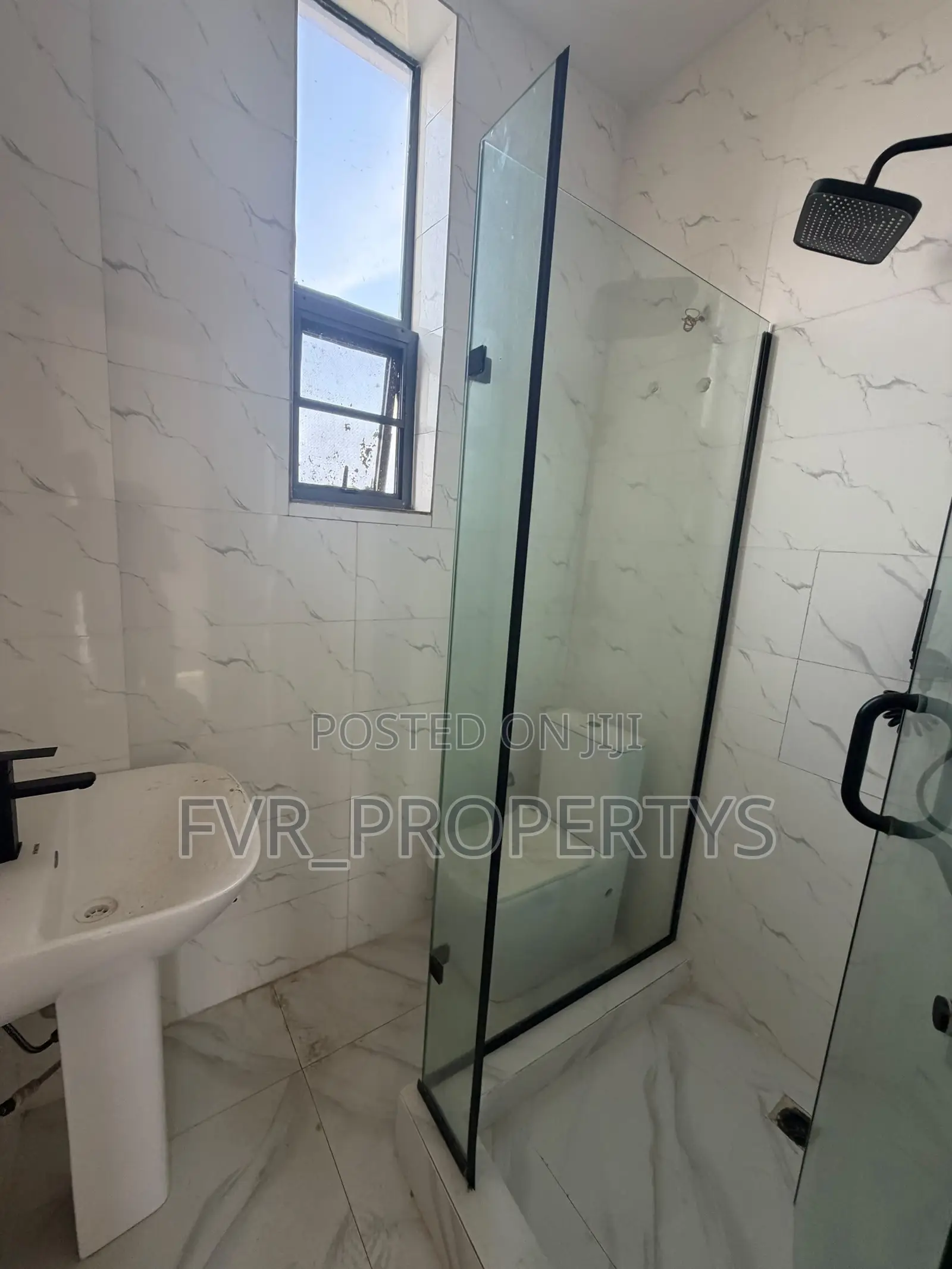 3bdrm Block of Flats in New Road, Chevron for sale in Chevron