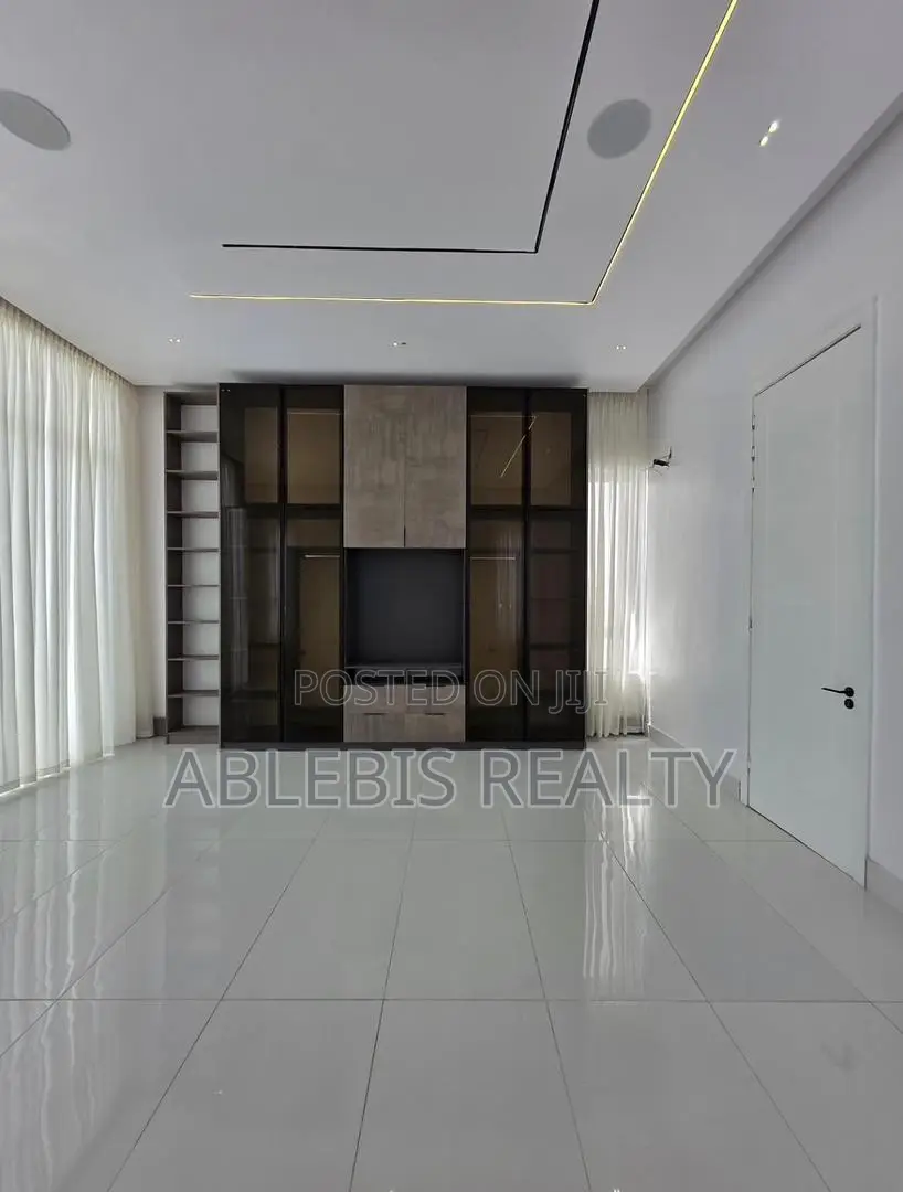 5bdrm Duplex in Ikota for sale in Ikota