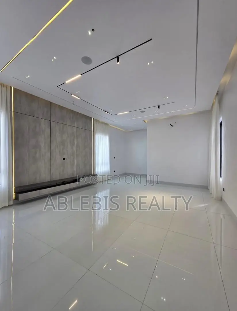 5bdrm Duplex in Ikota for sale in Ikota