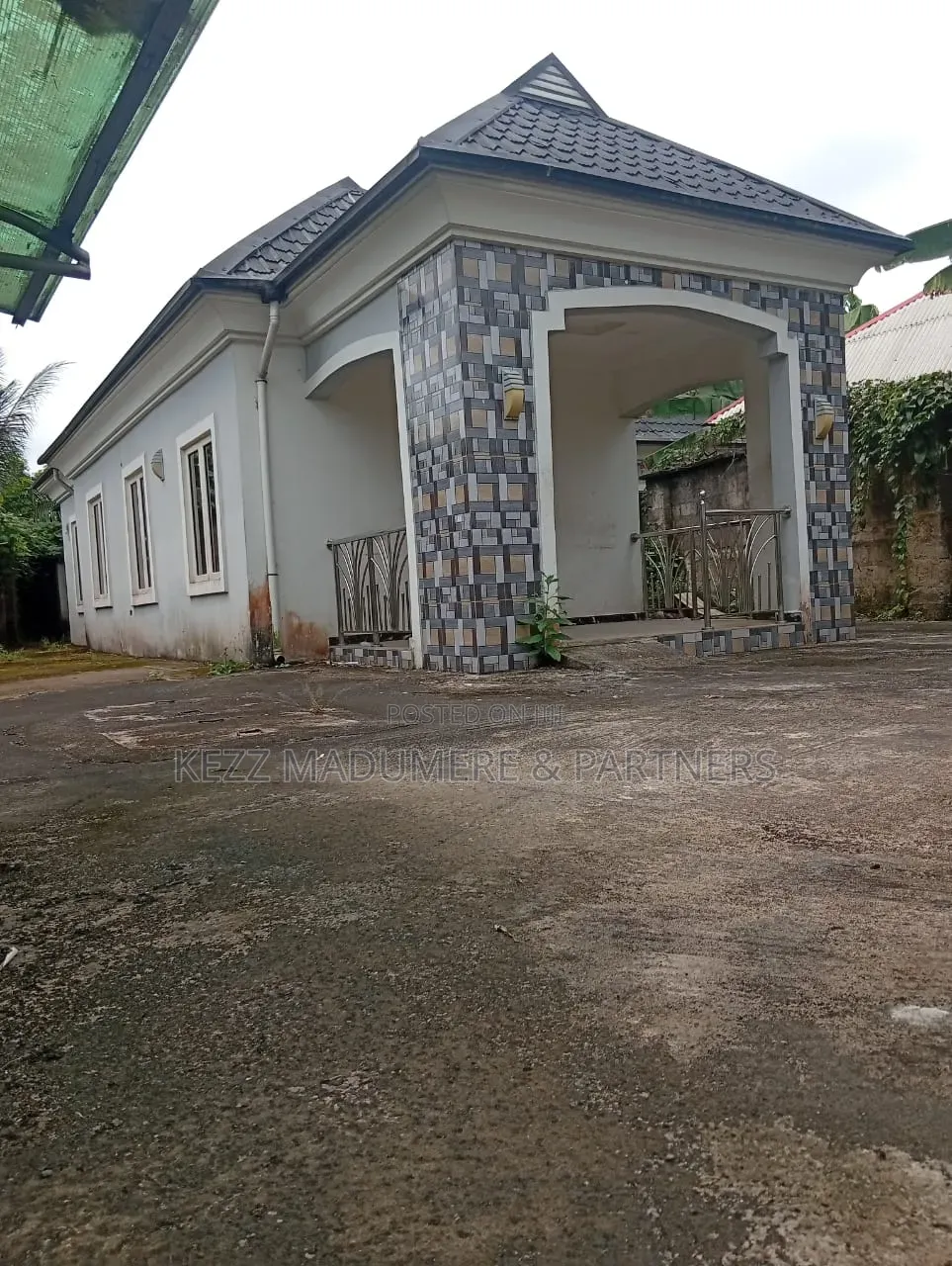 5bdrm Bungalow in Uyeh Estate Off Ring for sale in Uyo