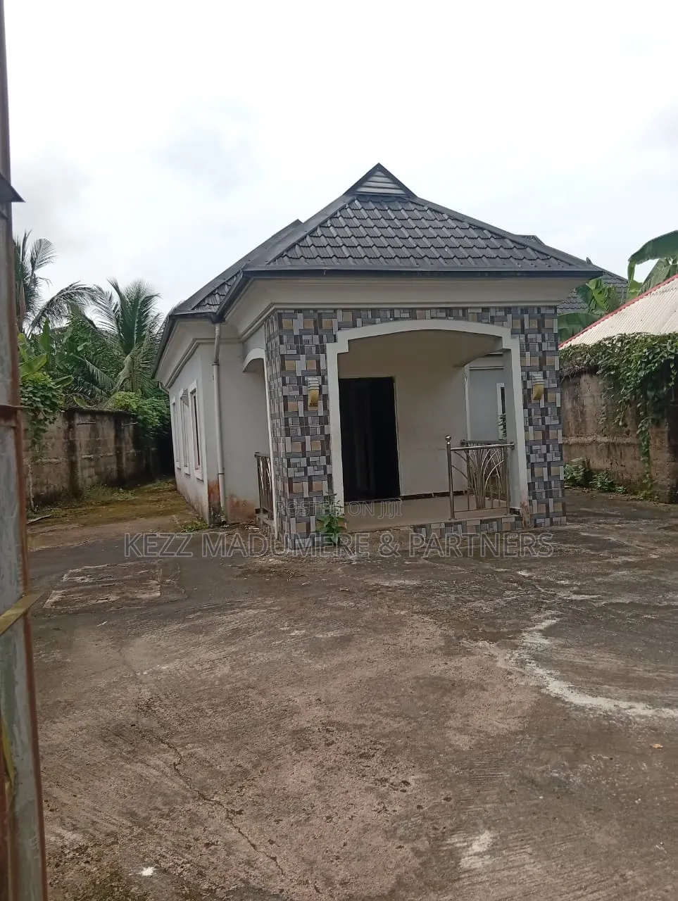 5bdrm Bungalow in Uyeh Estate Off Ring for sale in Uyo