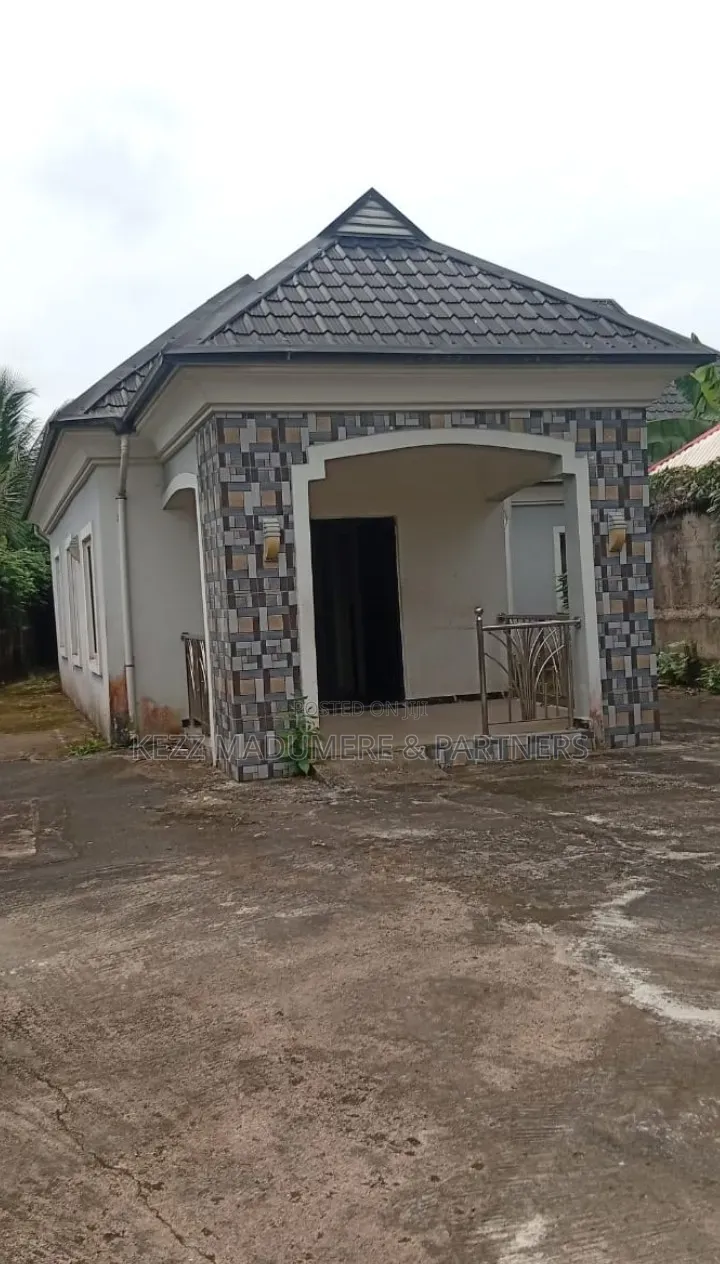 5bdrm Bungalow in Uyeh Estate Off Ring for sale in Uyo