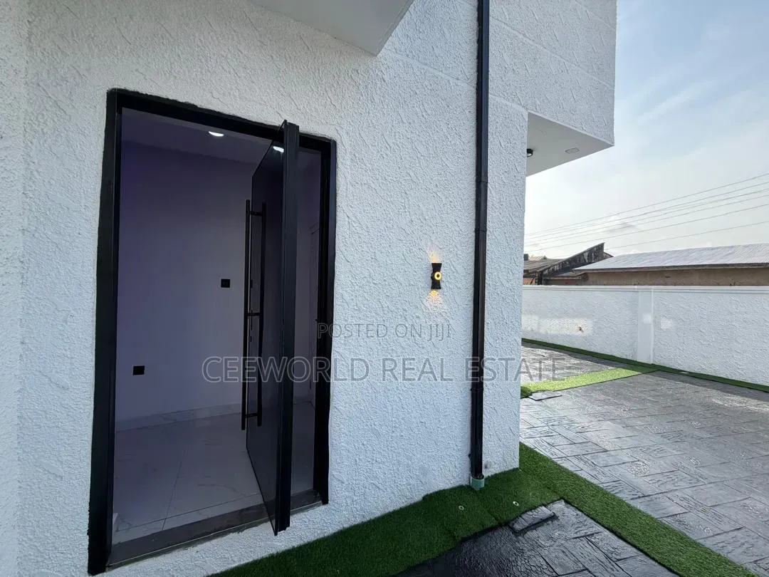 5bdrm Duplex in Stargate Oluyole for sale in Oluyole