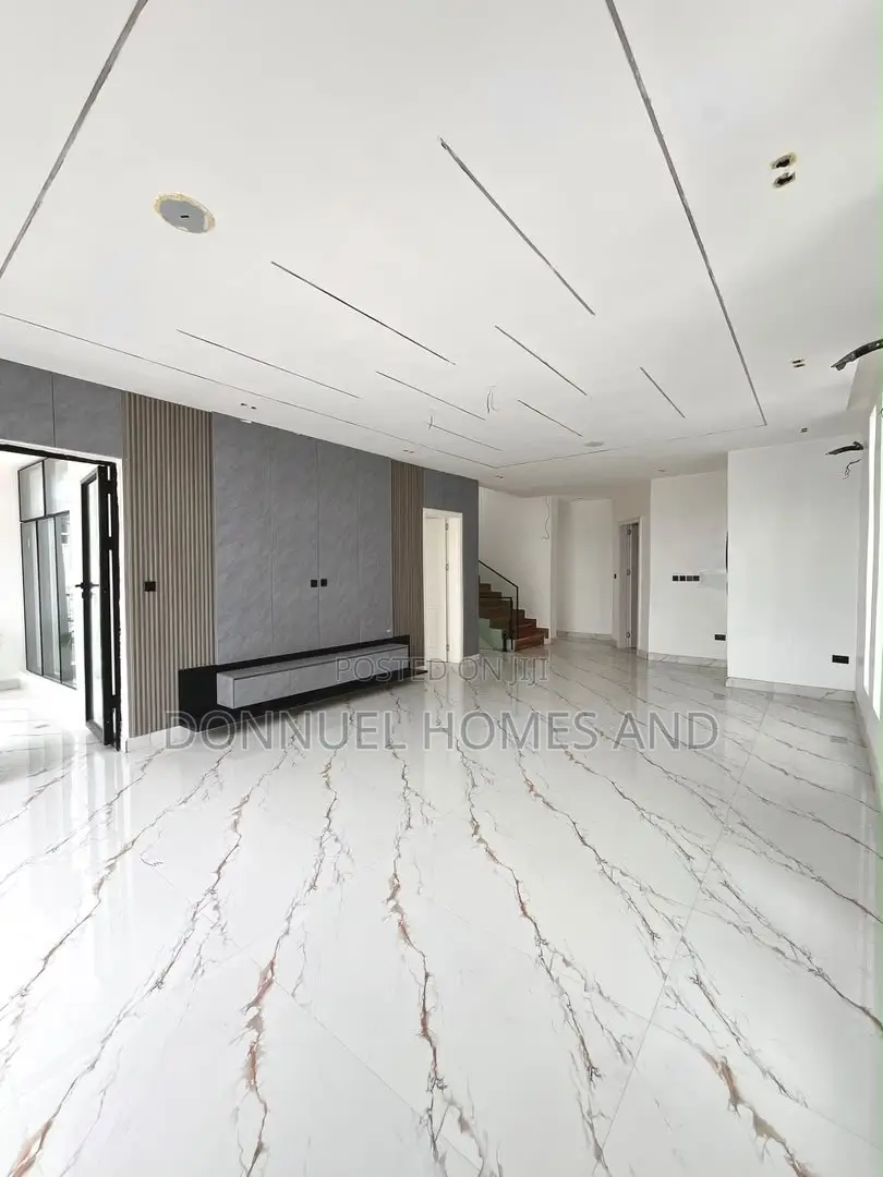 5bdrm Duplex in Chevron for sale in Chevron