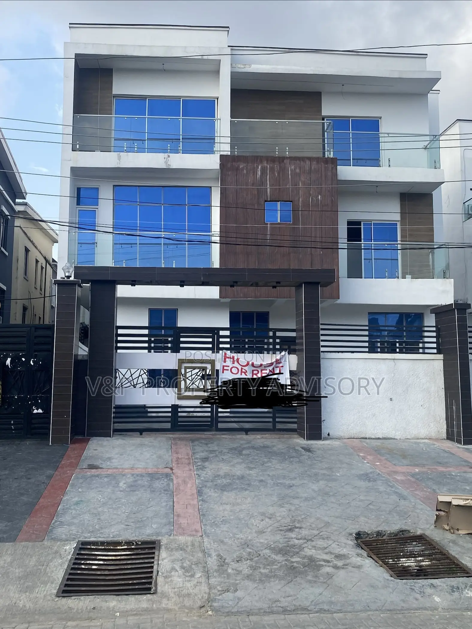 5bdrm Duplex in Chevron for rent in Chevron