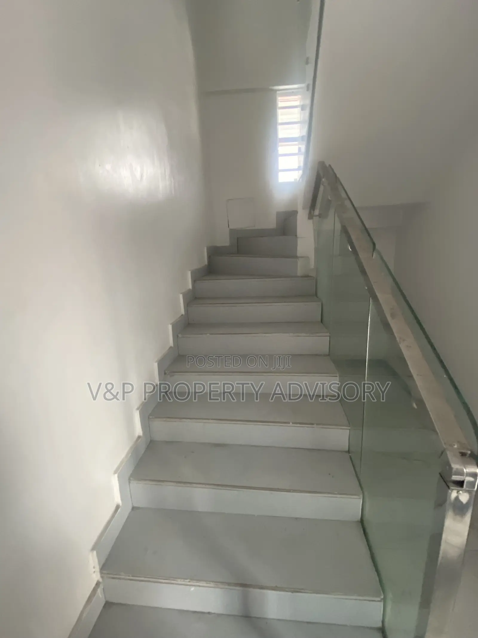 5bdrm Duplex in Chevron for rent in Chevron