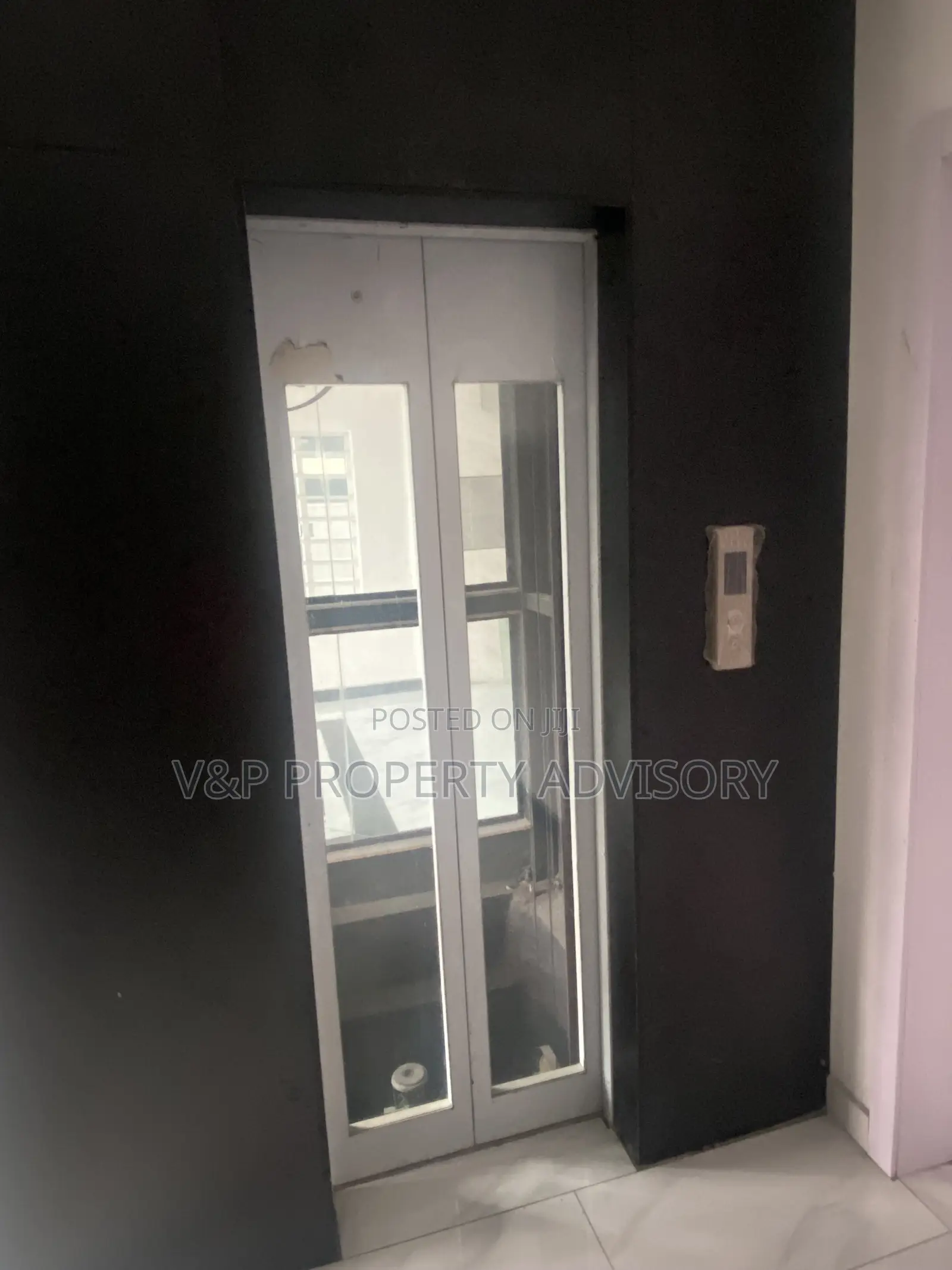 5bdrm Duplex in Chevron for rent in Chevron