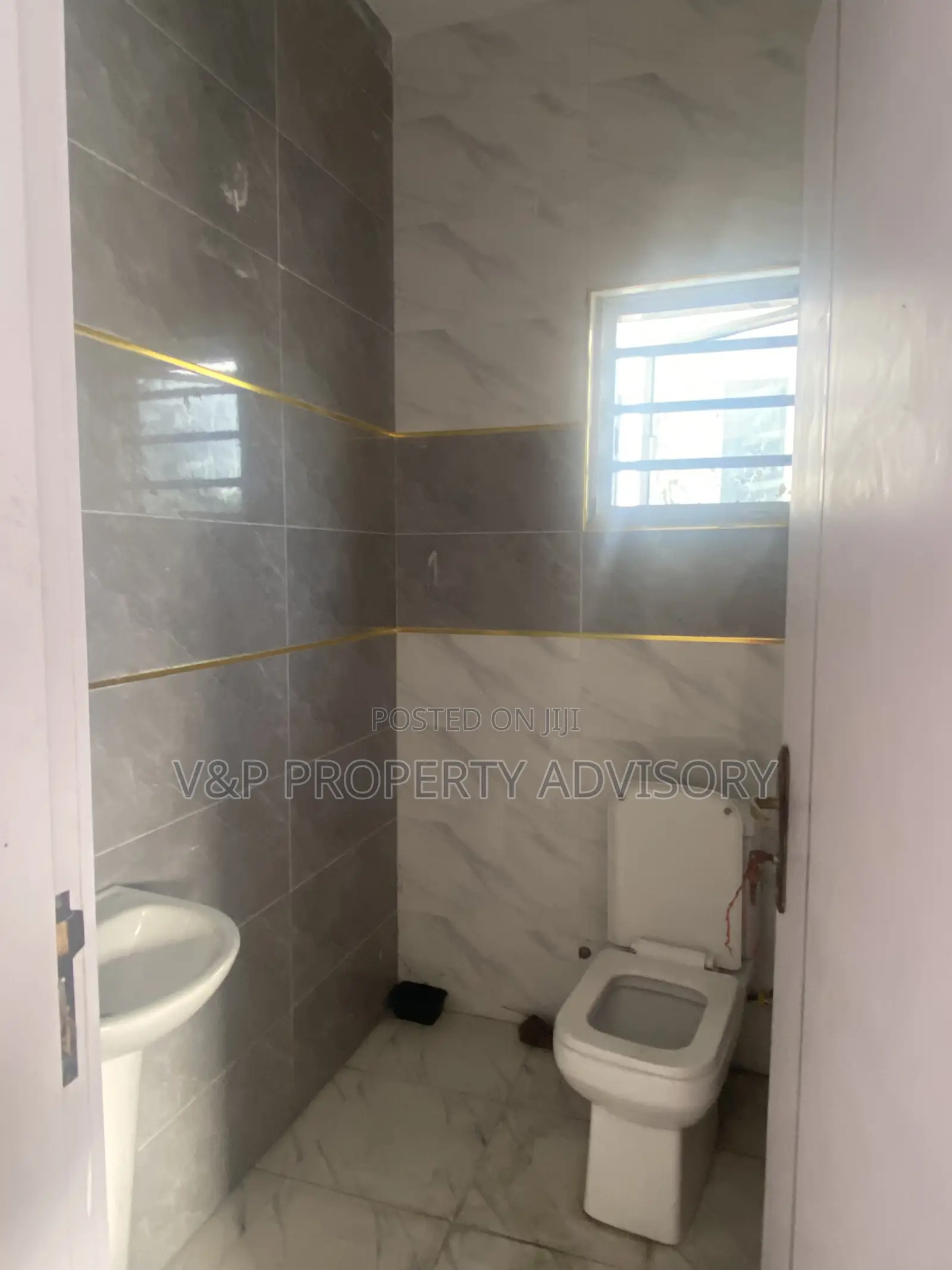 5bdrm Duplex in Chevron for rent in Chevron