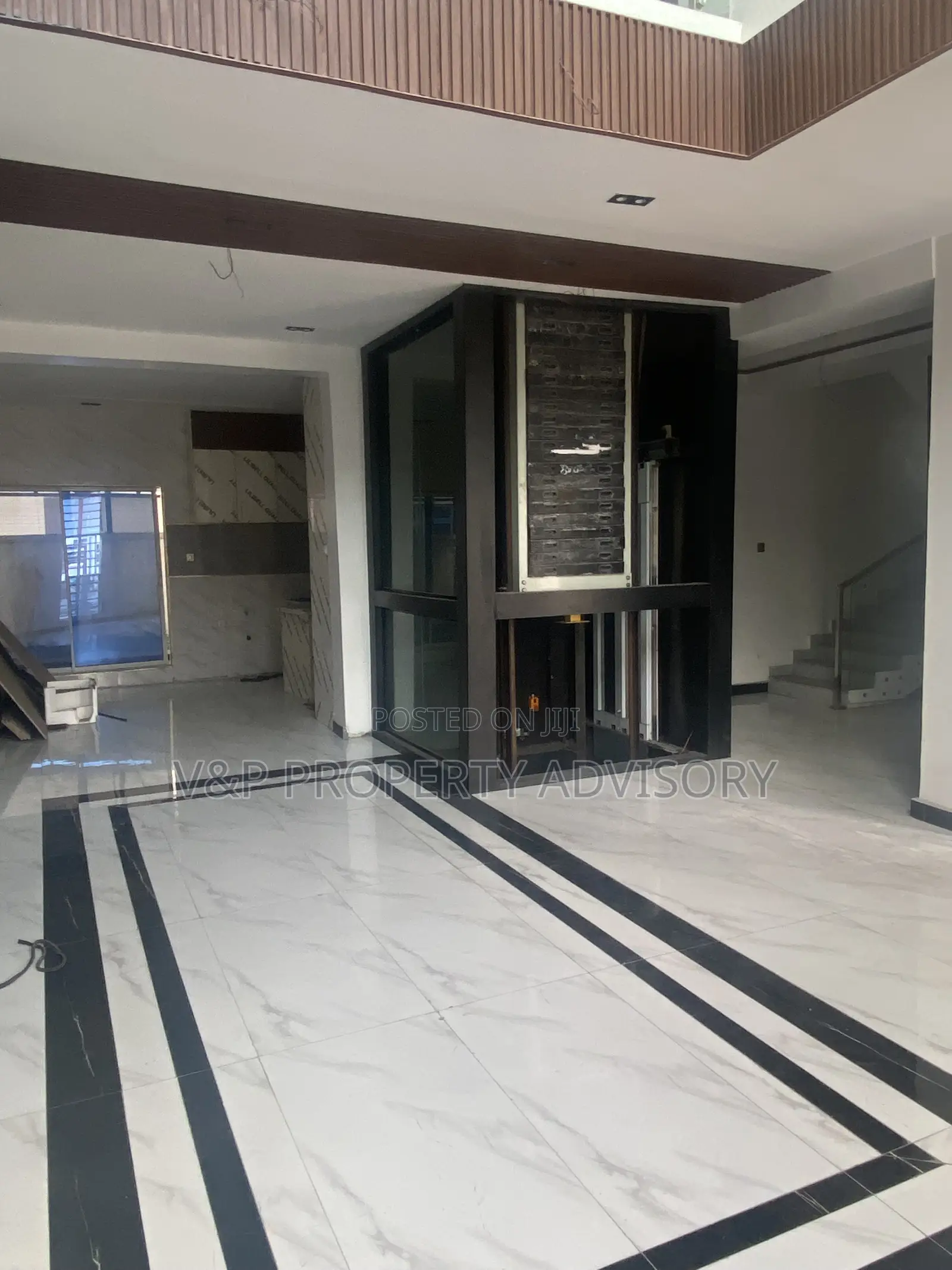 5bdrm Duplex in Chevron for rent in Chevron
