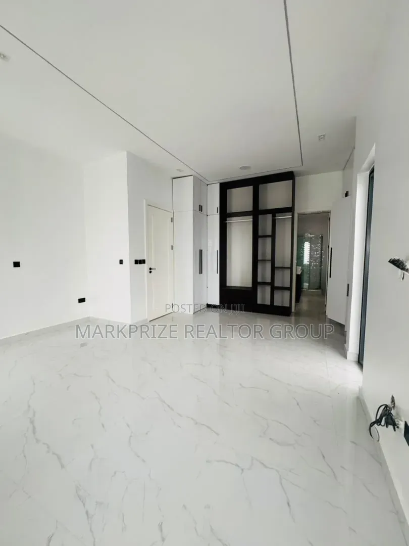 4bdrm Duplex in Opebi Ikeja Lagos for sale in Opebi