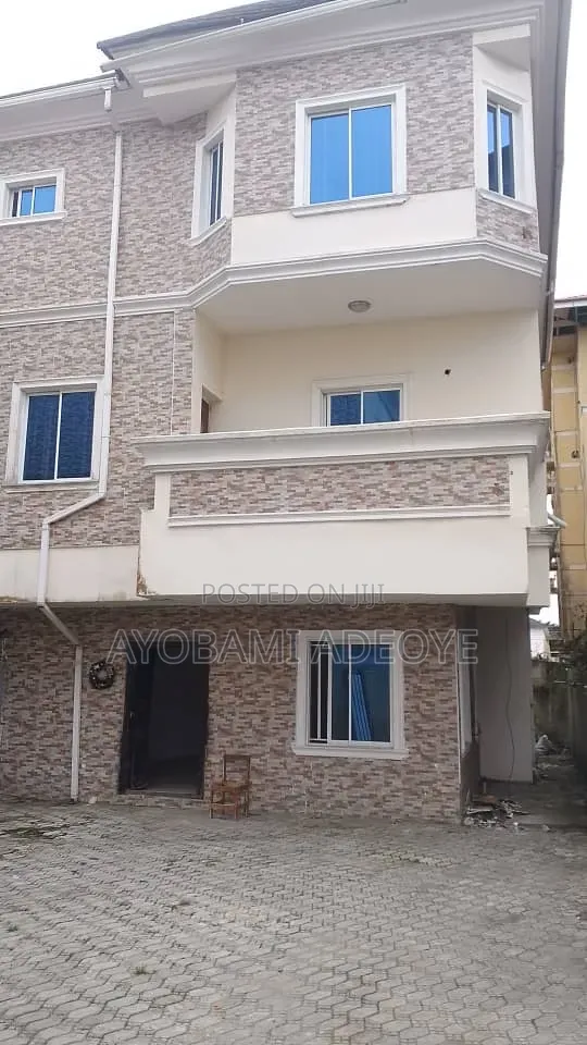 4bdrm Duplex in Chevron for rent in Chevron