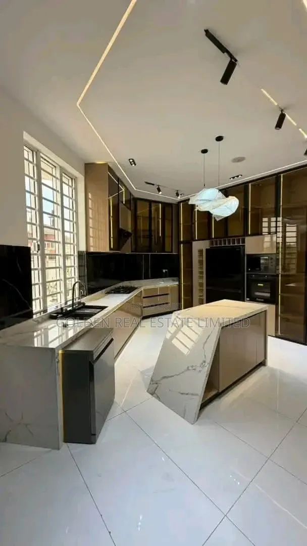5bdrm Duplex in Chevron for sale in Chevron