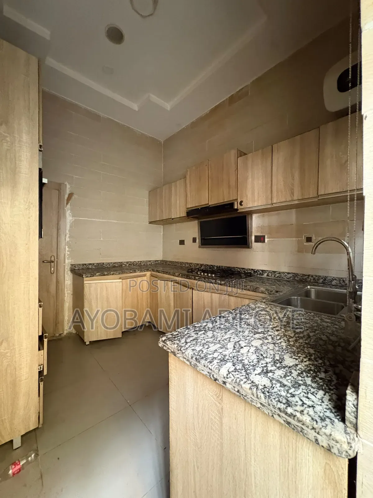 4bdrm Duplex in Chevron for rent in Chevron