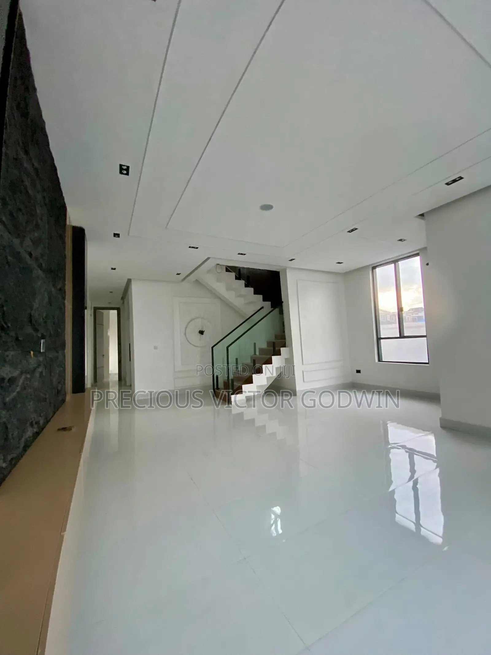 5bdrm Duplex in Chevron for sale in Chevron