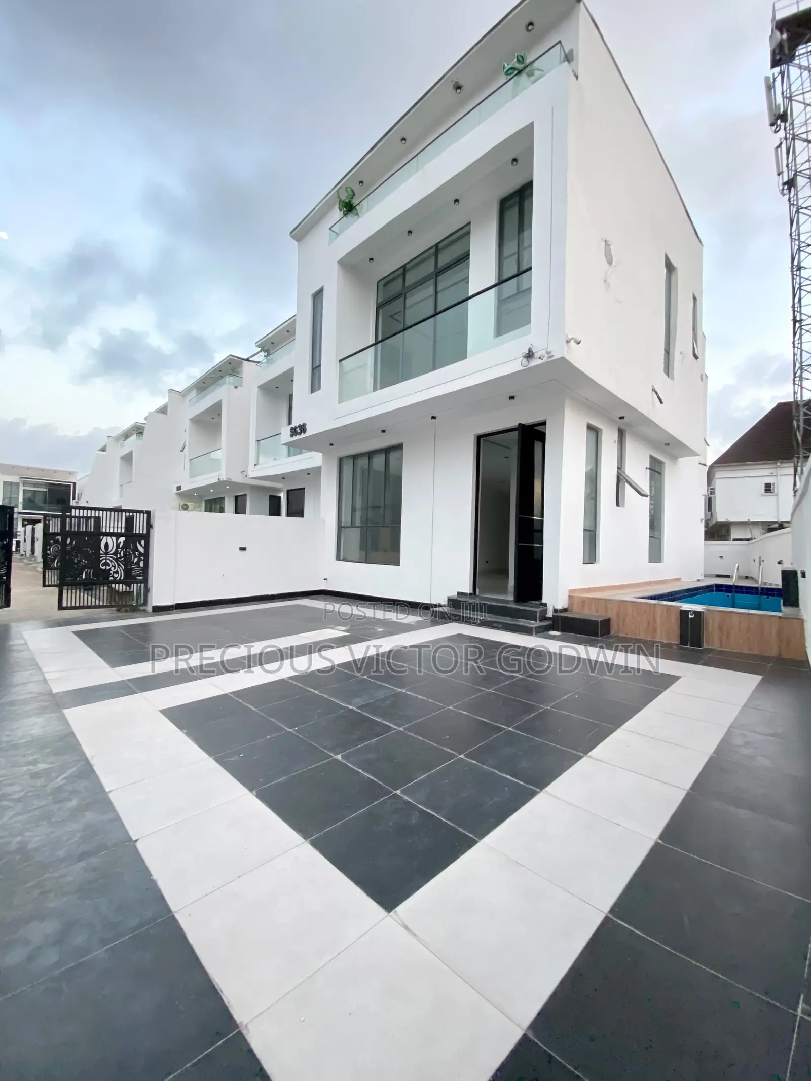 5bdrm Duplex in Chevron for sale in Chevron