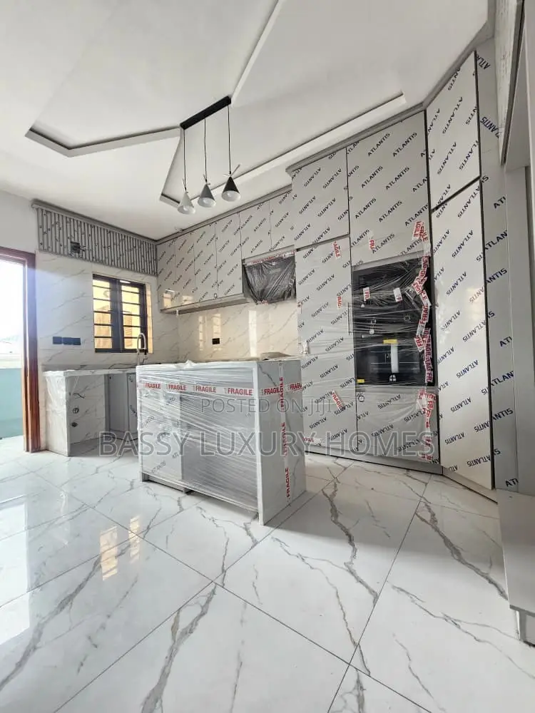 3bdrm Duplex in Ikota for sale in Ikota