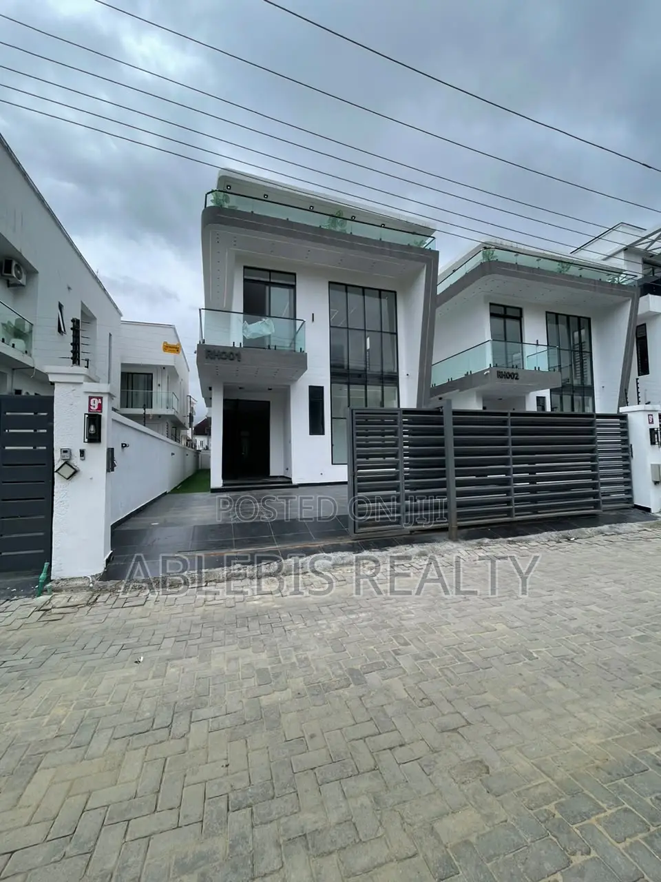 5bdrm Duplex in Chevron for sale in Chevron