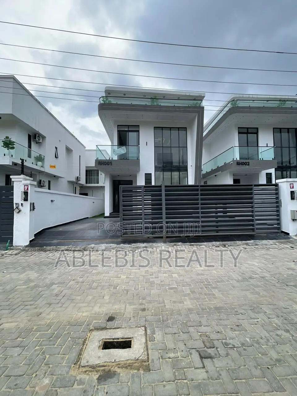 5bdrm Duplex in Chevron for sale in Chevron