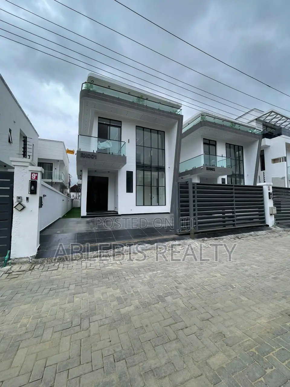 5bdrm Duplex in Chevron for sale in Chevron