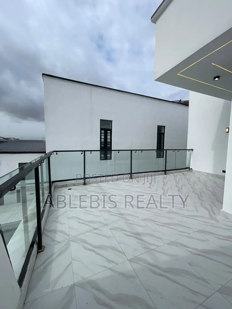 6bdrm Duplex in Chevron for sale in Chevron