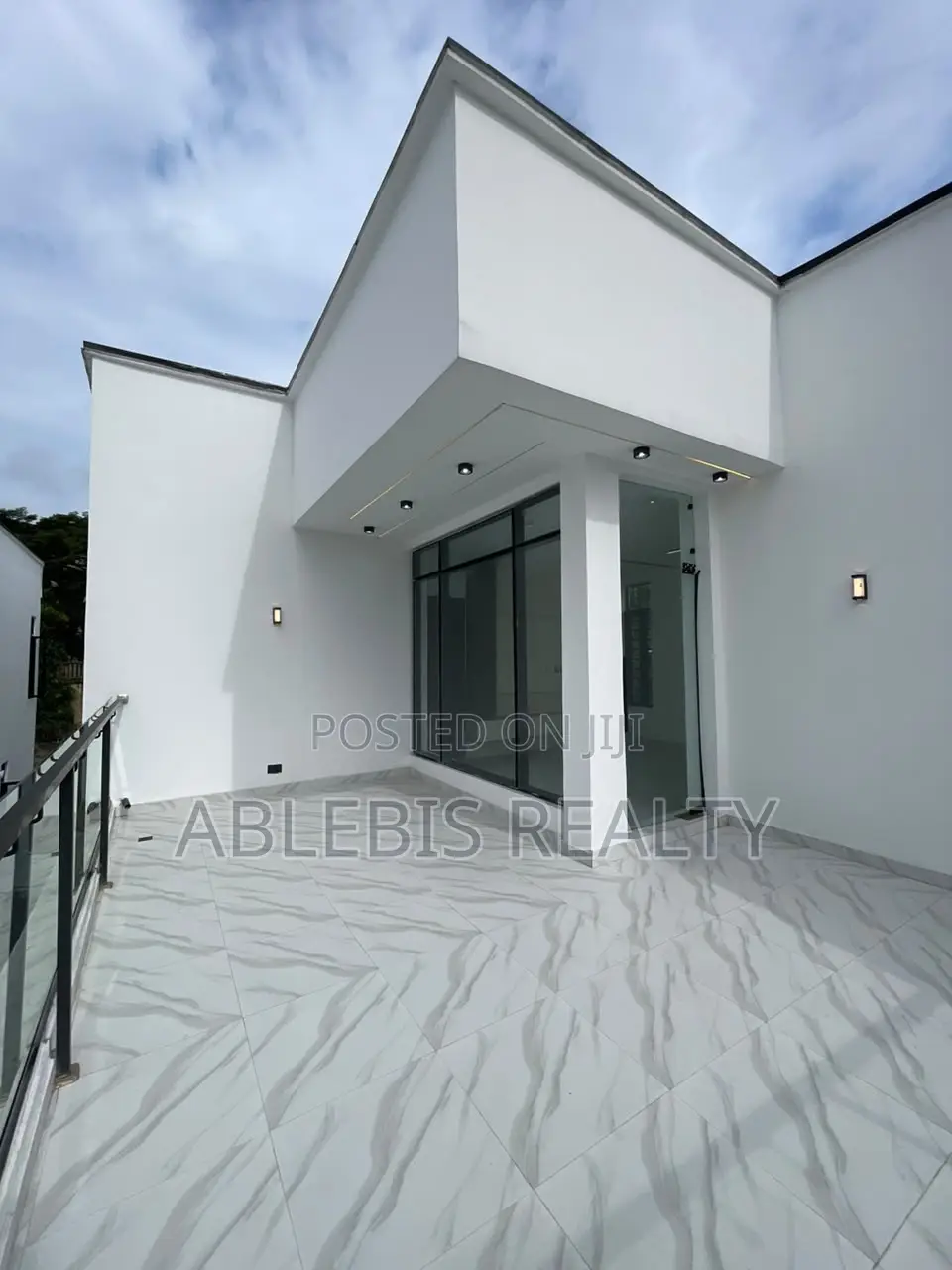 6bdrm Duplex in Chevron for sale in Chevron