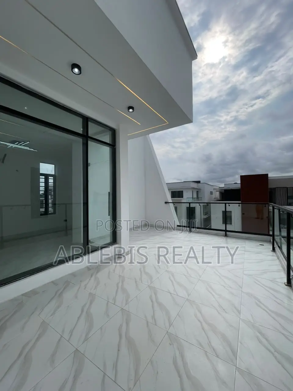 6bdrm Duplex in Chevron for sale in Chevron
