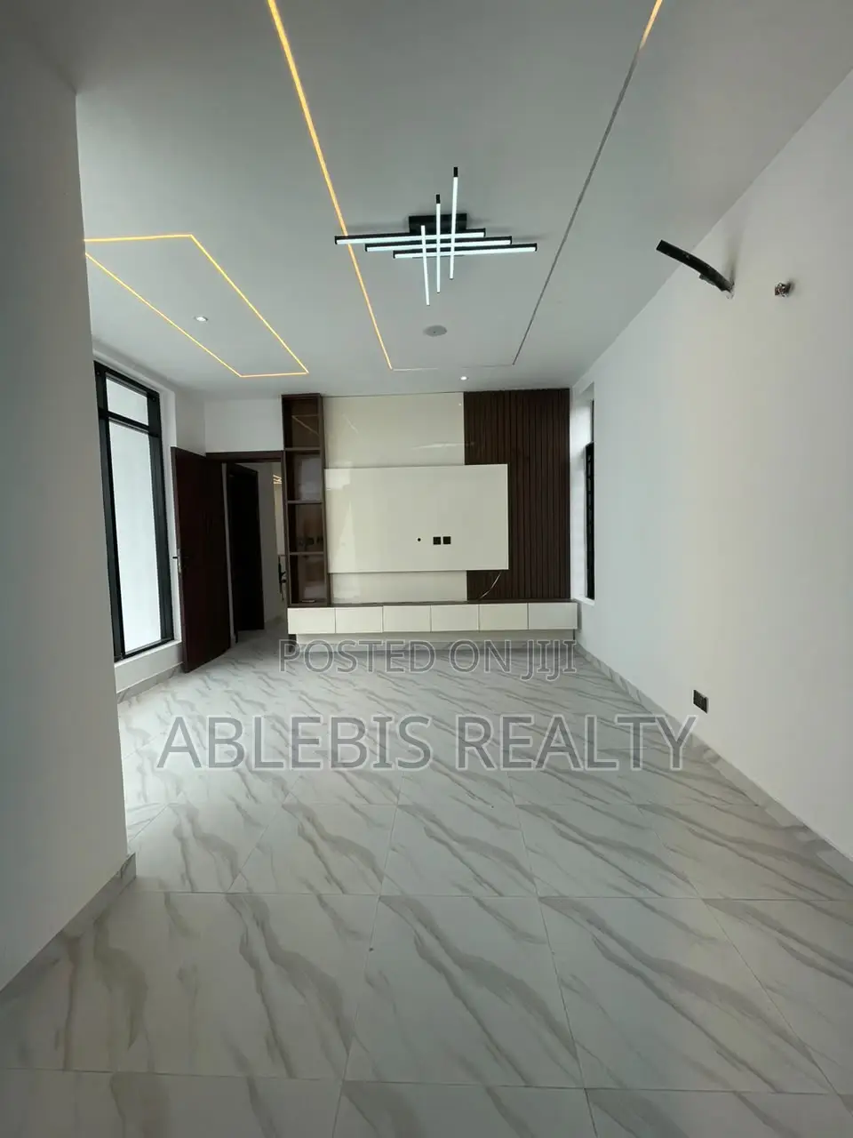 6bdrm Duplex in Chevron for sale in Chevron