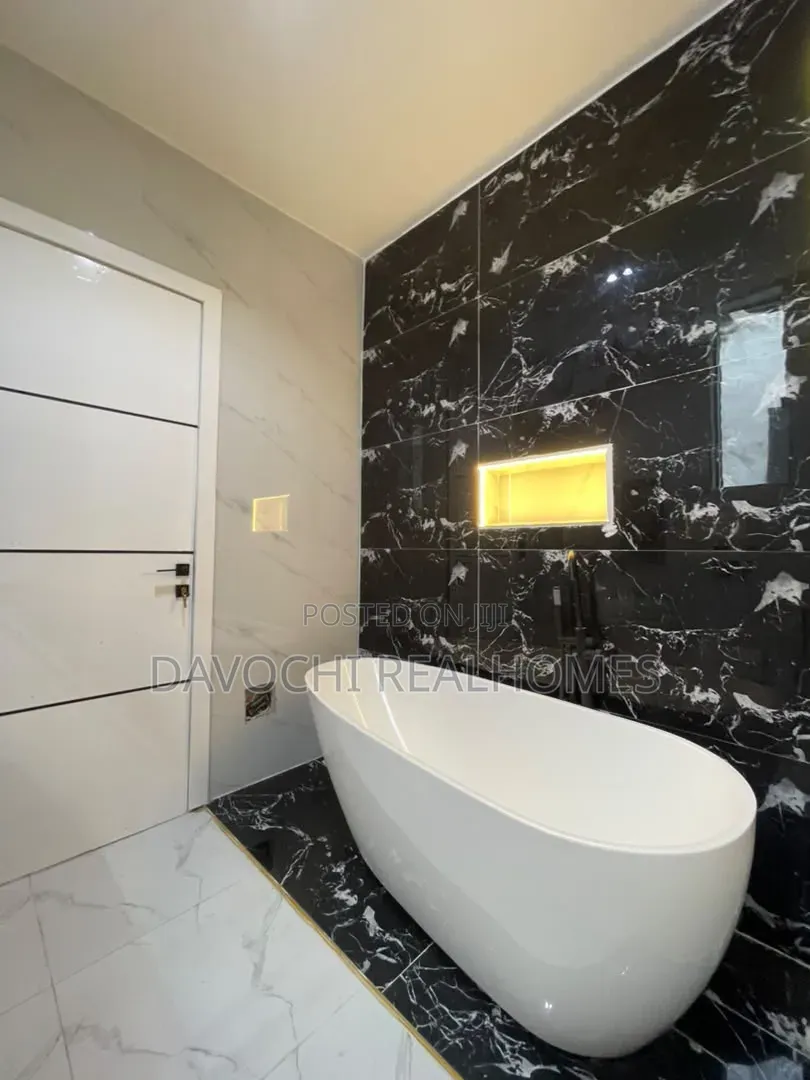 5bdrm Duplex in Chevron for sale in Chevron