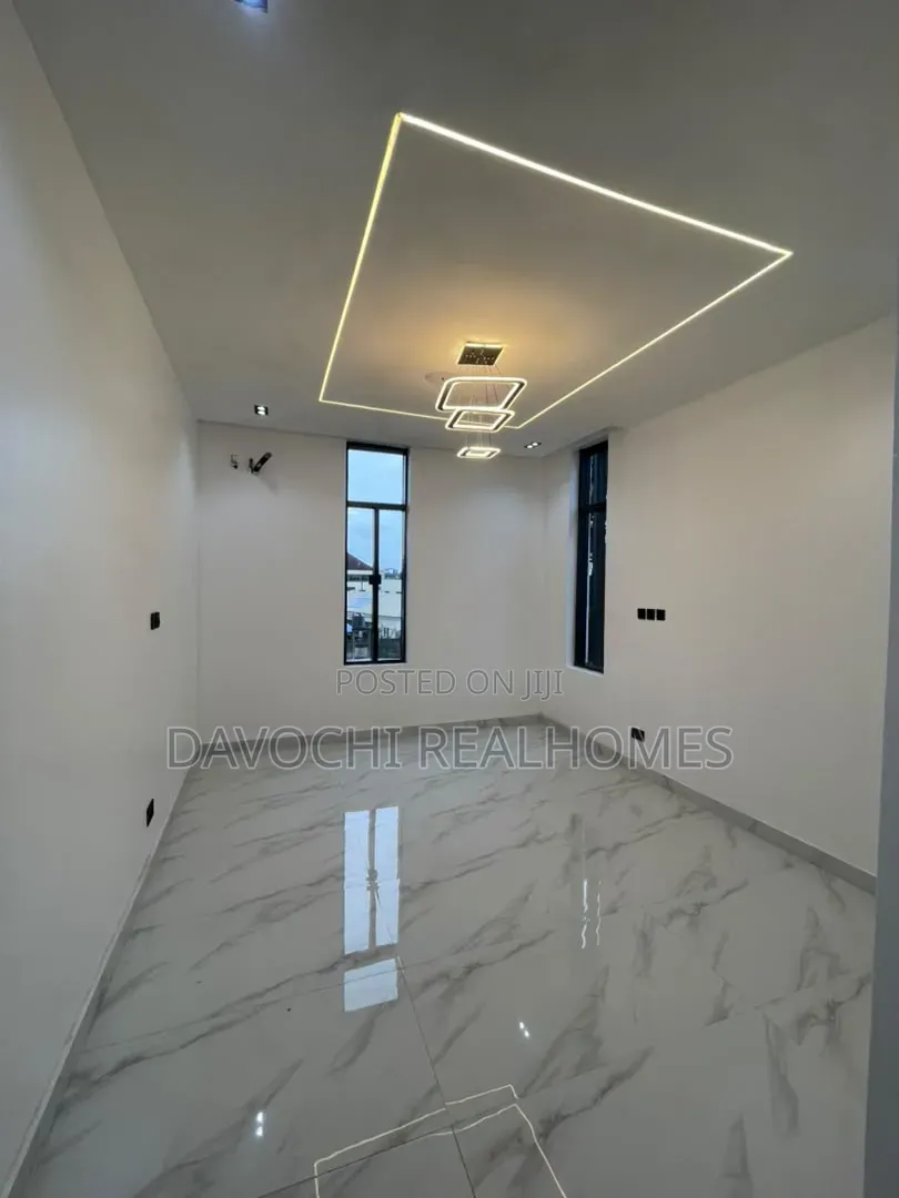5bdrm Duplex in Chevron for sale in Chevron