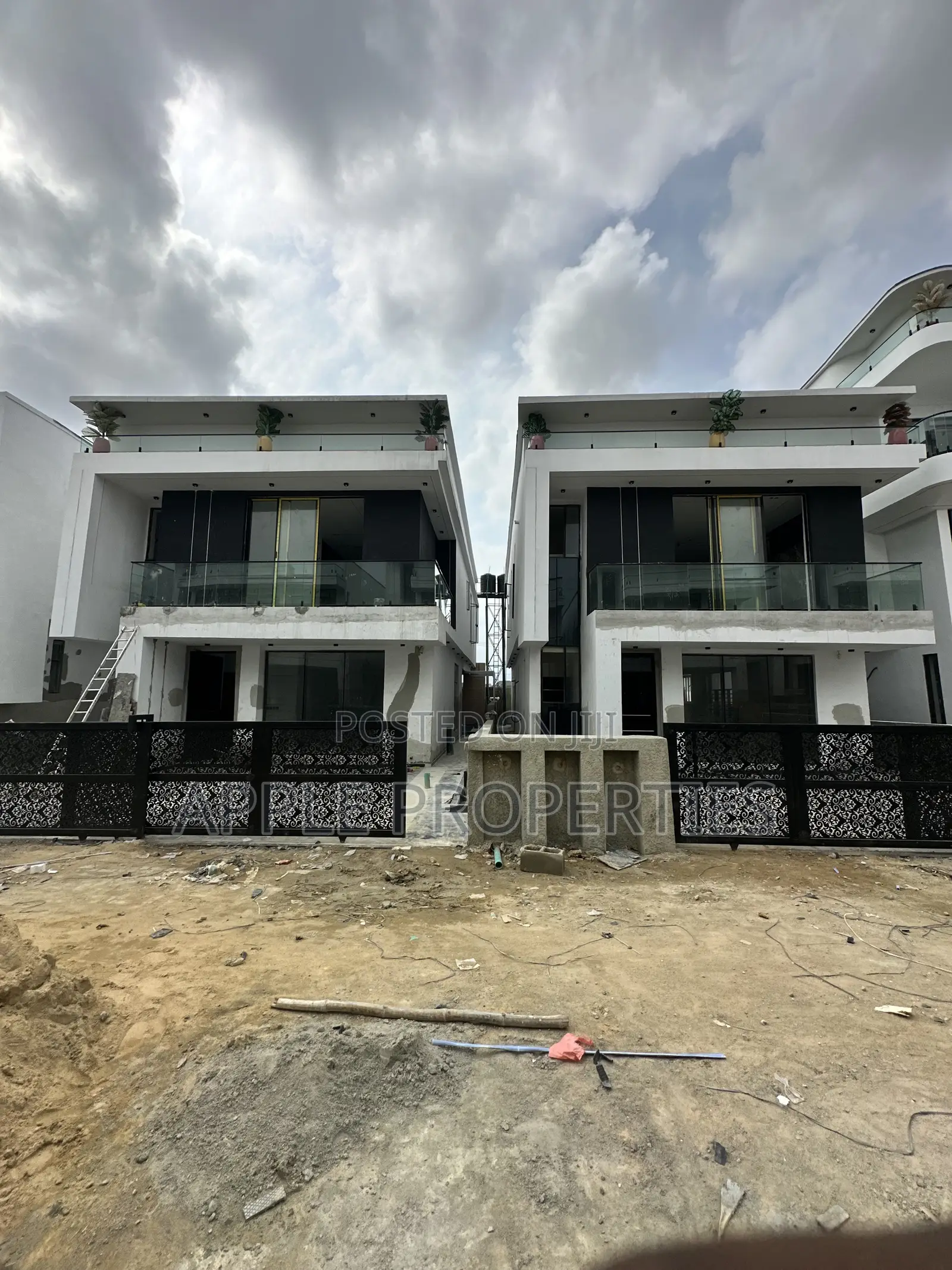 5bdrm Duplex in Lekki Phase 1 for sale in Lekki Phase 1
