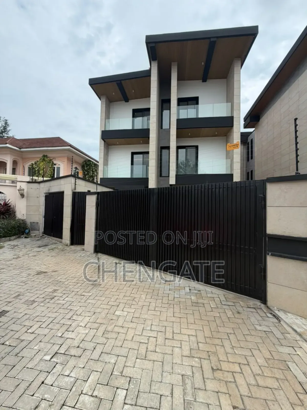 5bdrm Duplex in Banana Island for sale in Banana Island