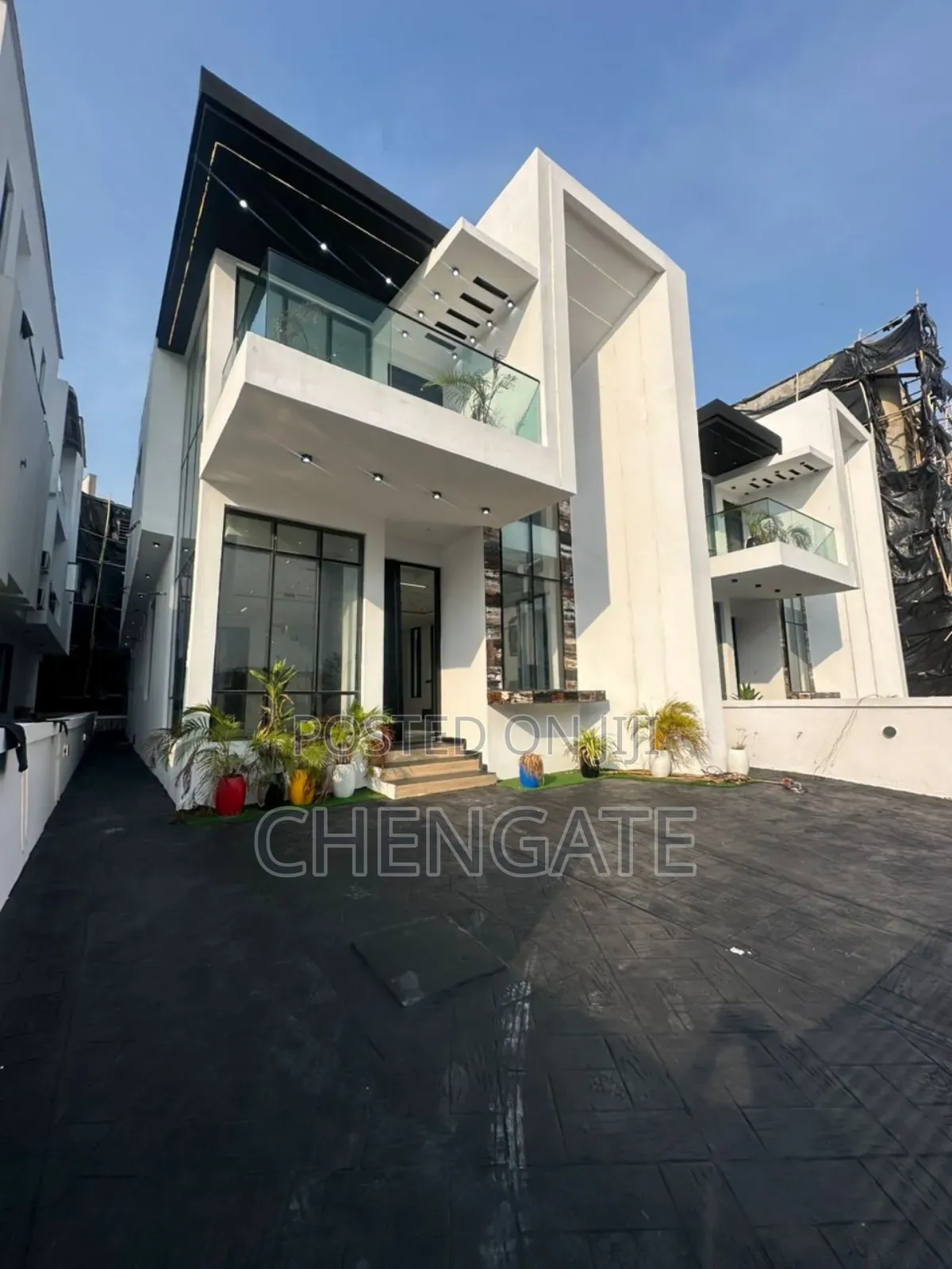5bdrm Duplex in Chevron for sale in Chevron