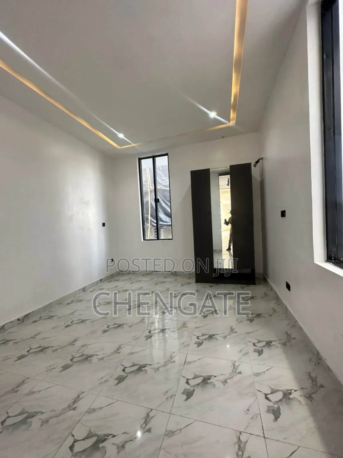 5bdrm Duplex in Chevron for sale in Chevron