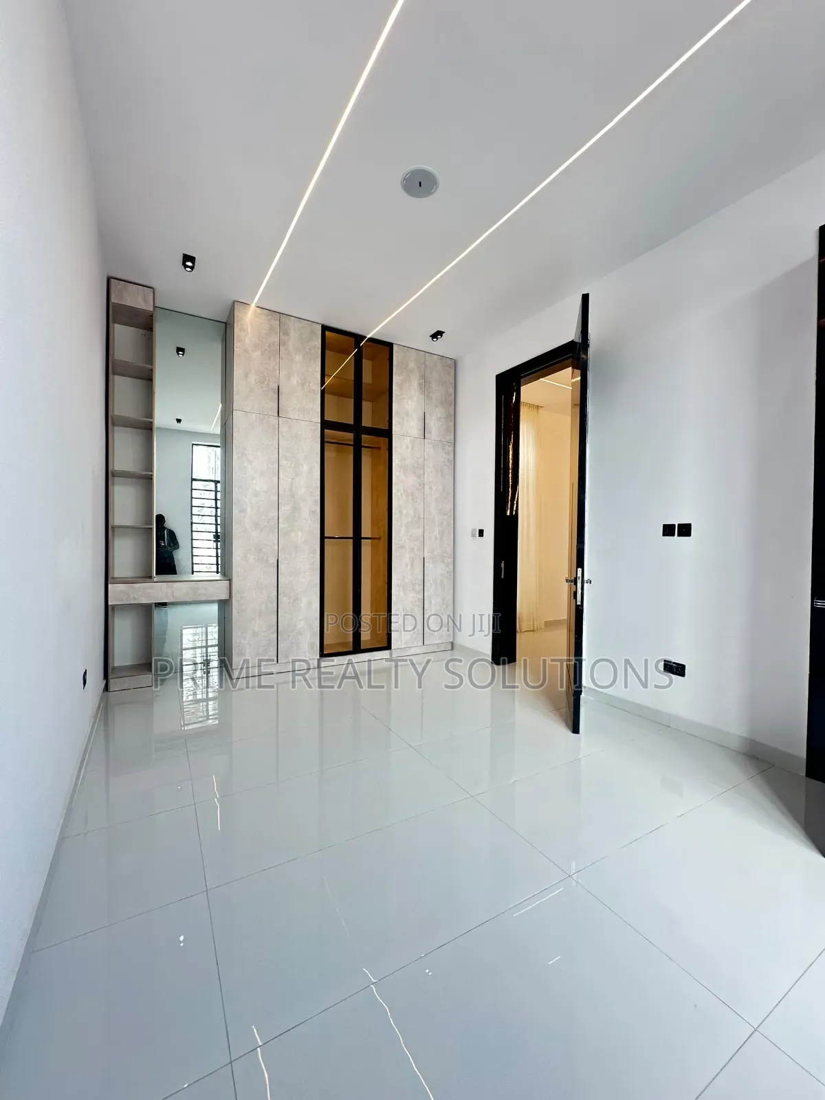 5bdrm Duplex in Ikota for sale in Ikota