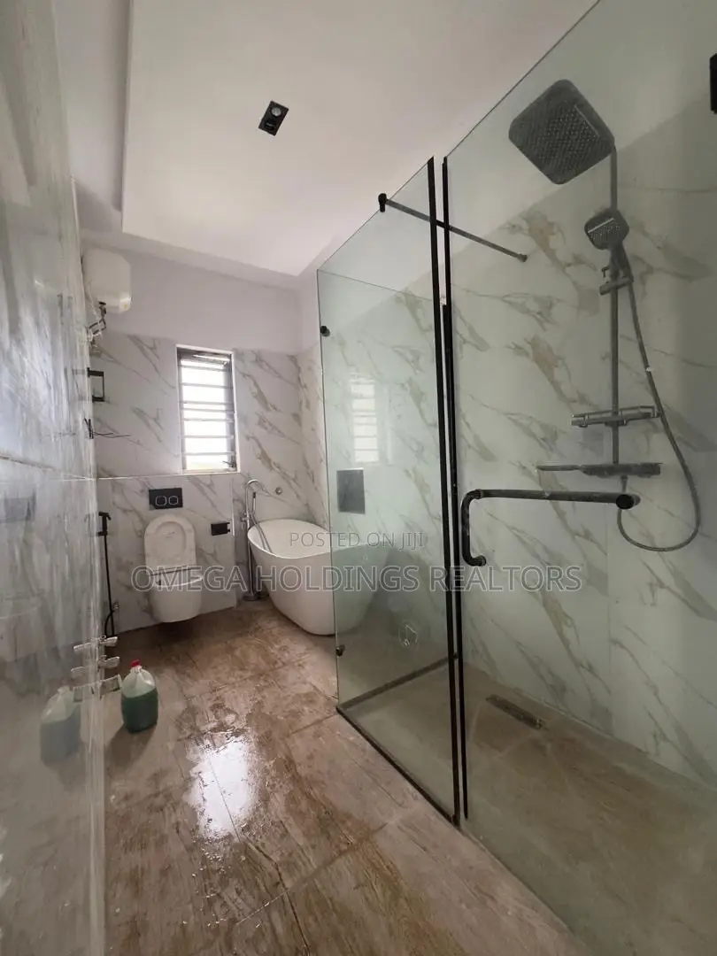 5bdrm Duplex in Adeyi Avenue, Bodija for sale in Bodija