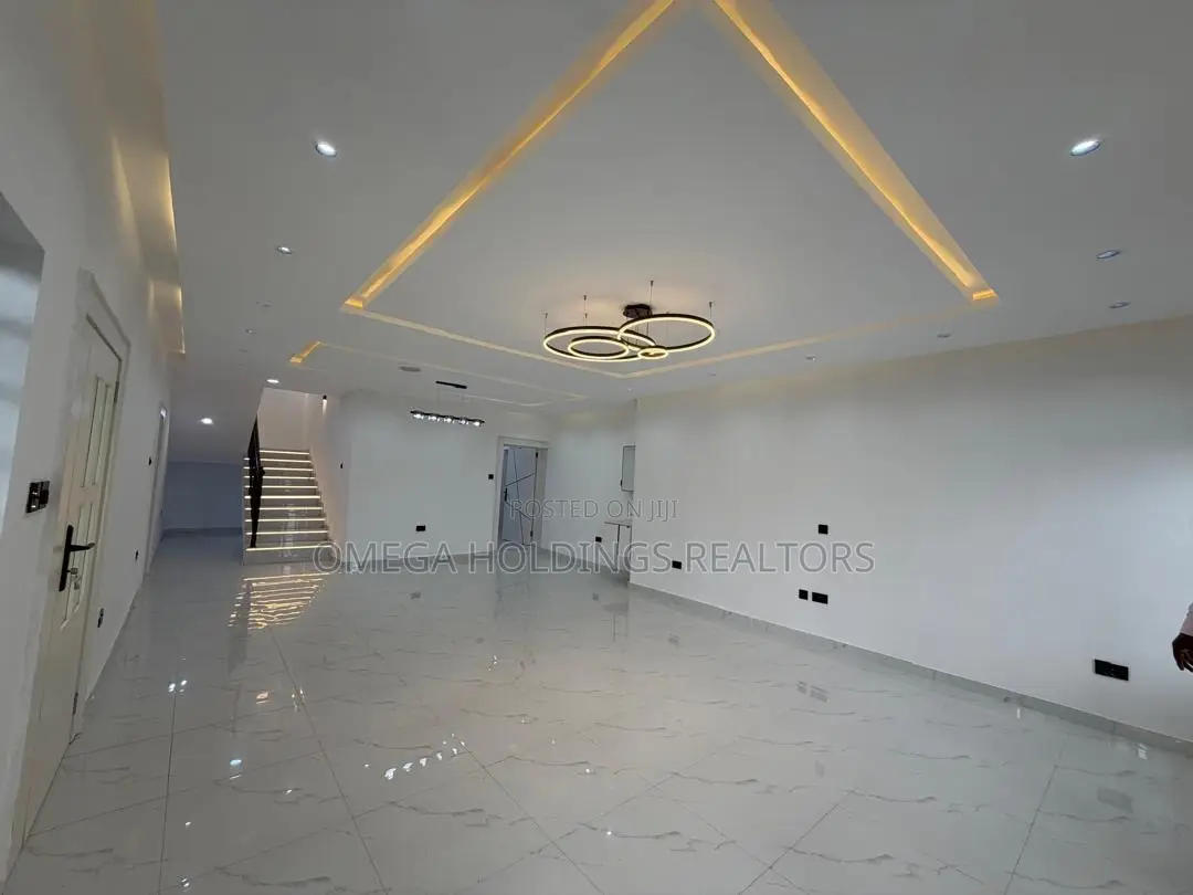 5bdrm Duplex in Alalubosa for sale in Alalubosa