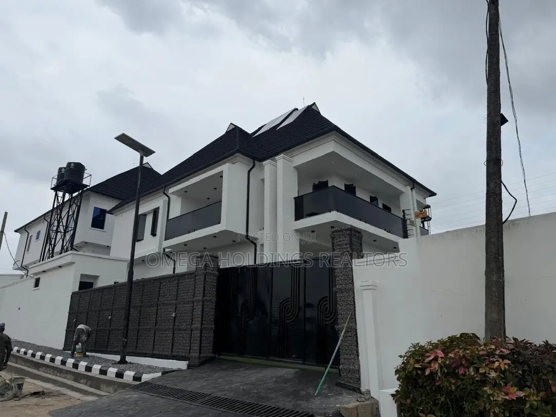 5bdrm Duplex in Alalubosa for sale in Alalubosa