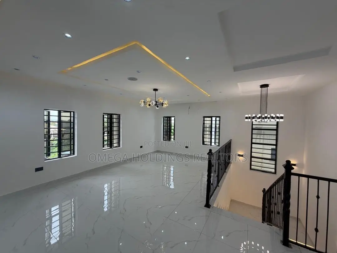 5bdrm Duplex in Alalubosa for sale in Alalubosa