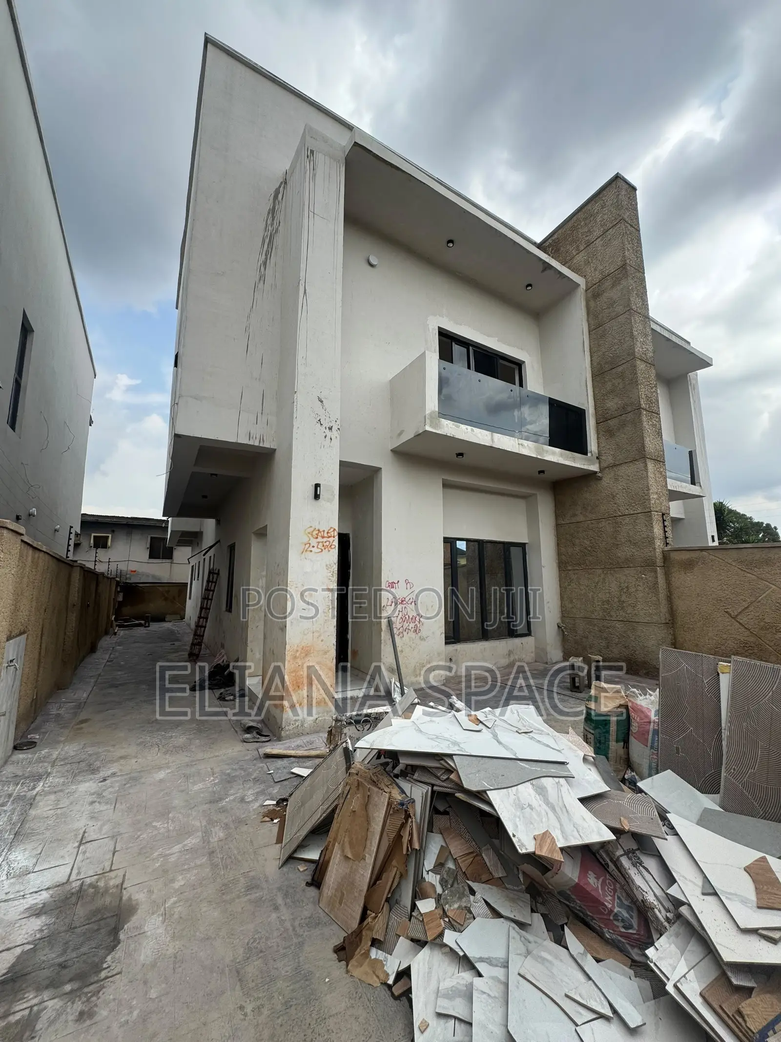 3bdrm Duplex in College Road, Fagba for sale in Fagba
