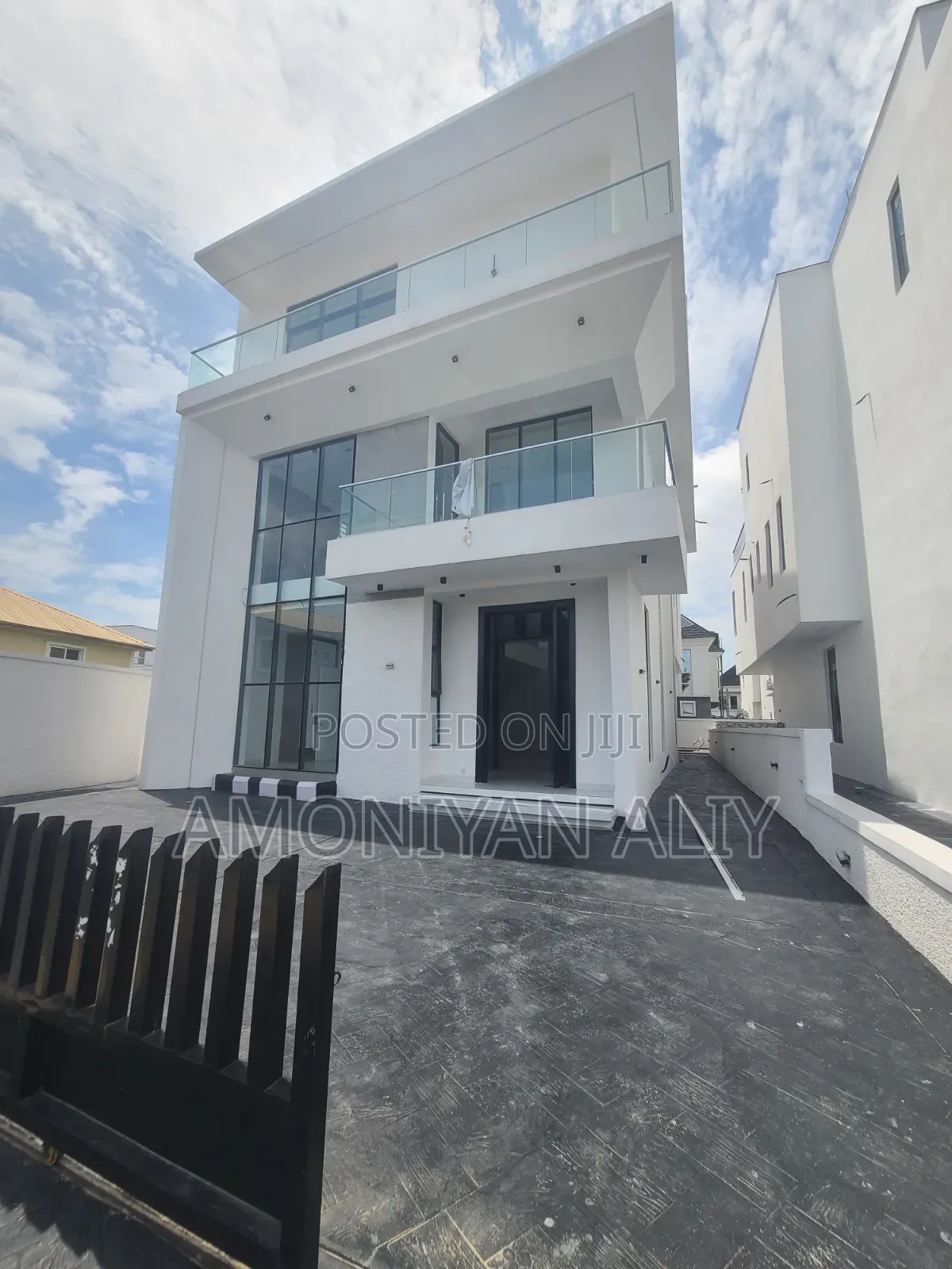 5bdrm Duplex in Megamond Estate for sale in Lekki Phase 1