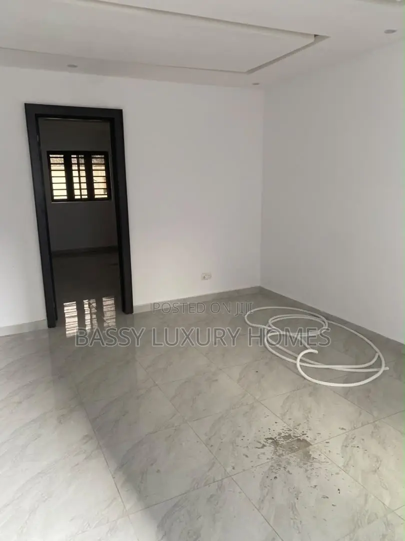 4bdrm Duplex in Ologolo for sale in Ologolo