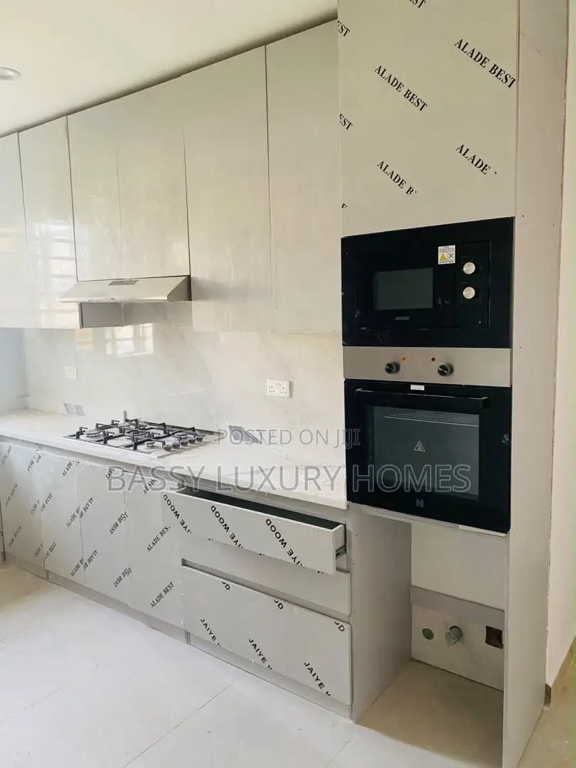 4bdrm Duplex in Ologolo for sale in Ologolo