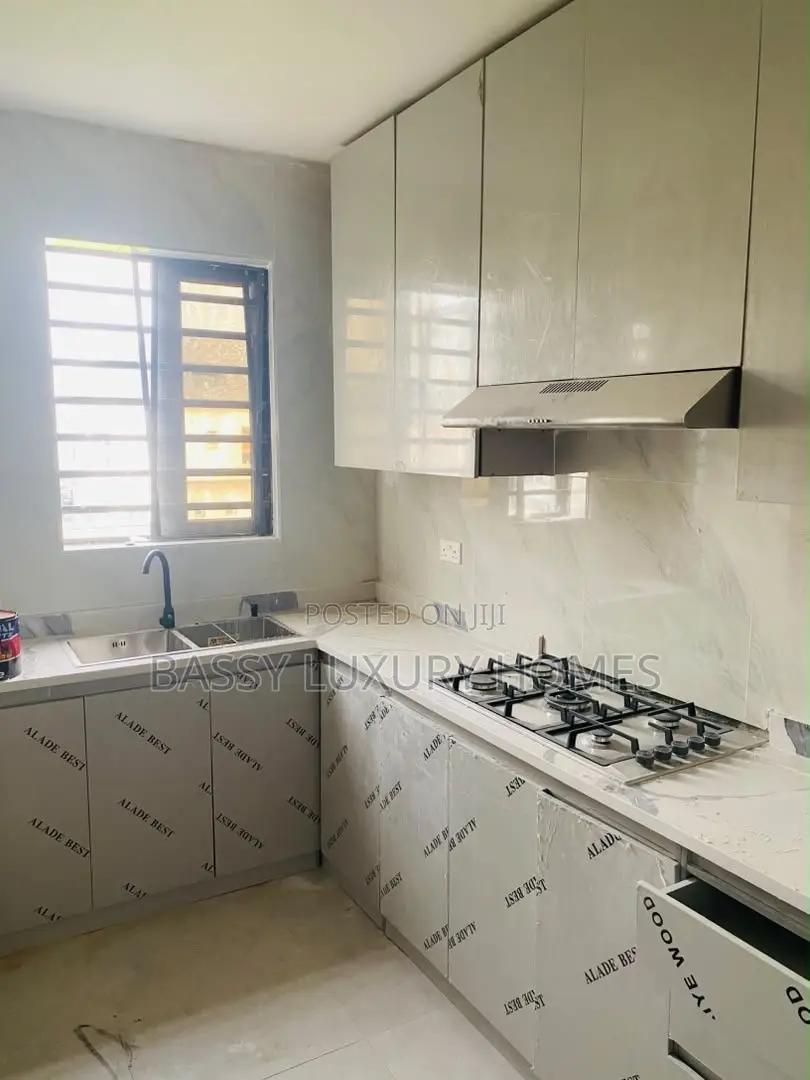 4bdrm Duplex in Ologolo for sale in Ologolo