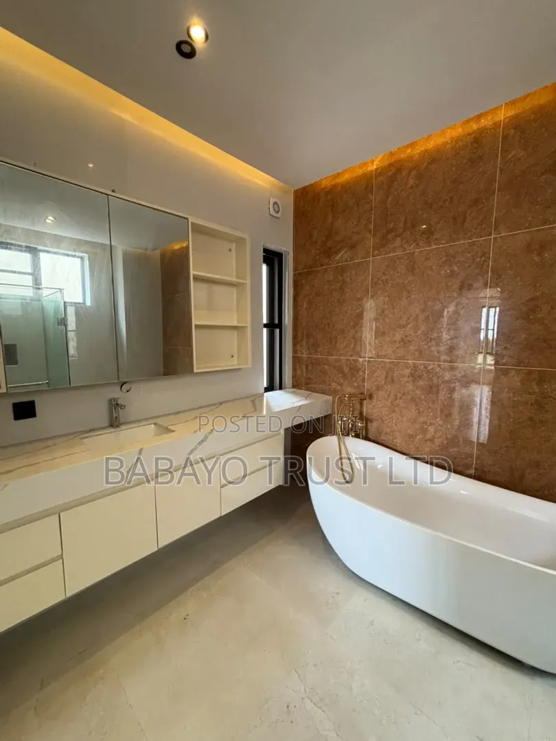5bdrm Duplex in Osapa london for sale in Osapa london
