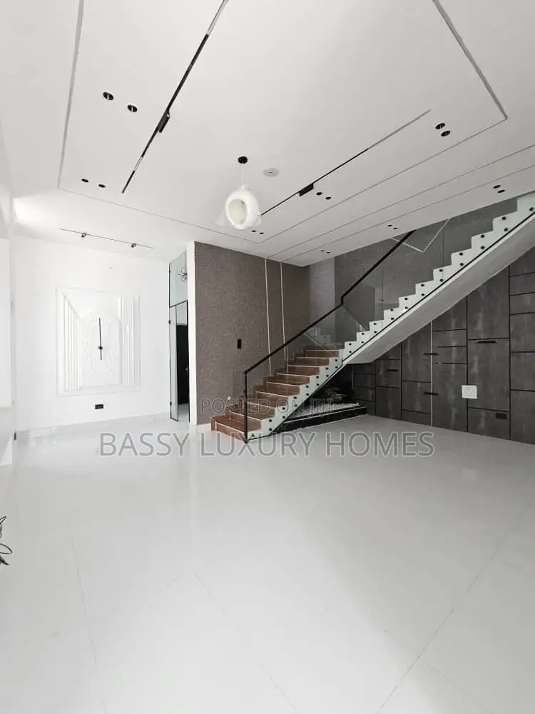 4bdrm Duplex in Ikota for sale in Ikota