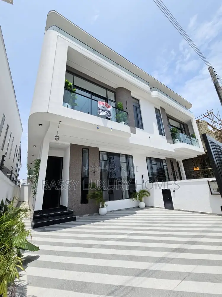 4bdrm Duplex in Ikota for sale in Ikota