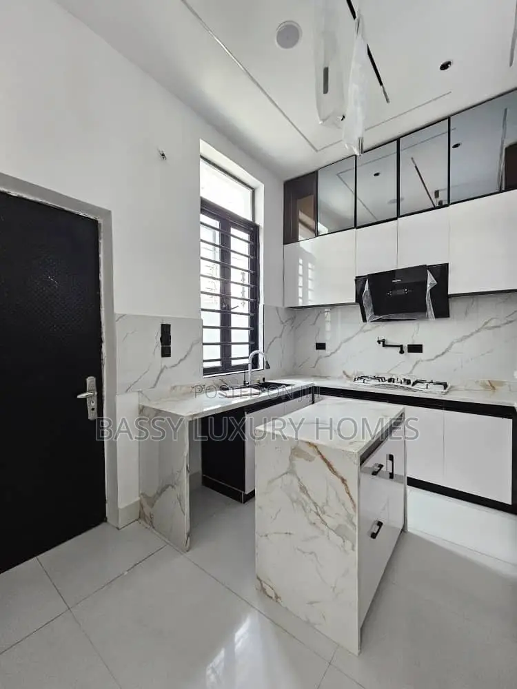 4bdrm Duplex in Ikota for sale in Ikota