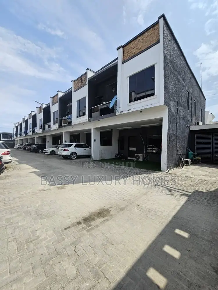 4bdrm Duplex in Ikota for sale in Ikota