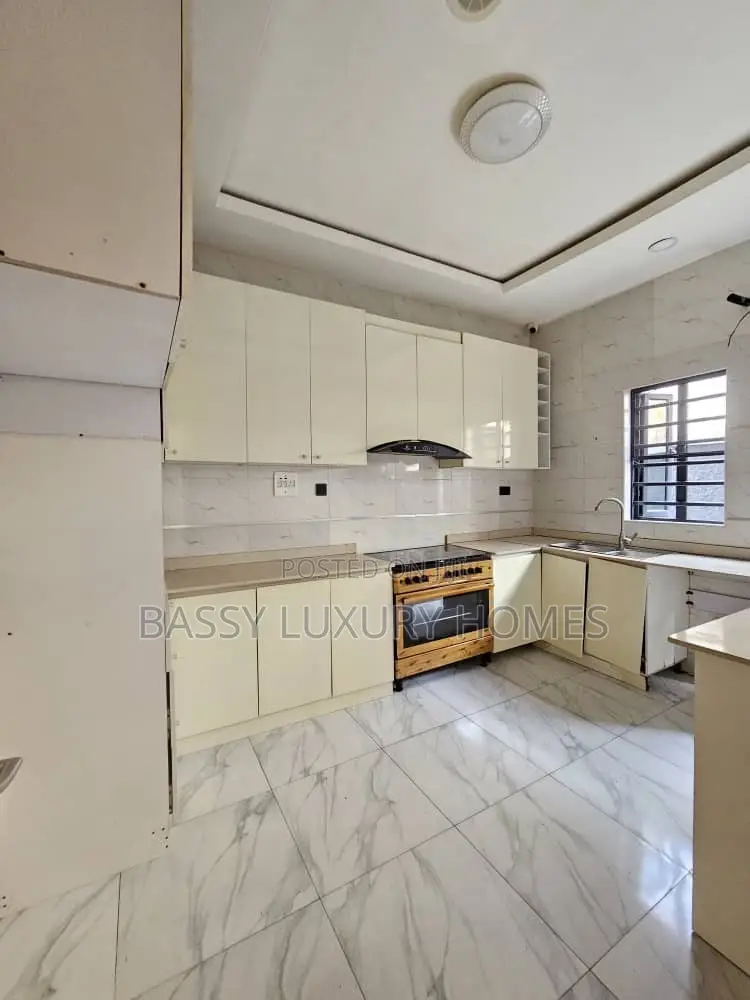 4bdrm Duplex in Ikota for sale in Ikota